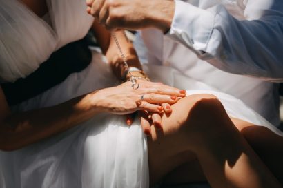 Alianzas ella anillo y el cadena con anillo