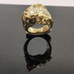 Sortija con cabeza de caballo y diamantes