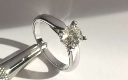 Anillo de compromiso con diamante redondo
