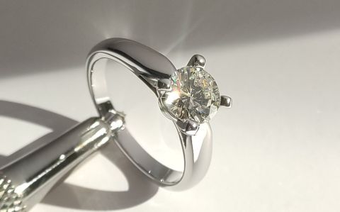 Anillo de compromiso con diamante redondo