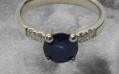 Anillo compromiso con zafiro azul