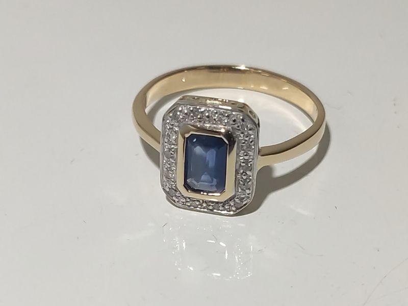 Anillo compromiso zafiro en talla esmeralda