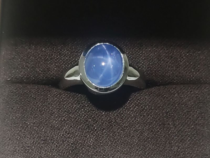 Anillo compromiso con zafiro azul estrella en bisel