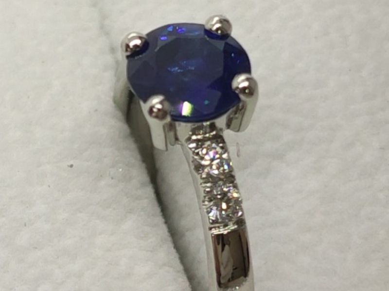Anillo compromiso zafiro azul