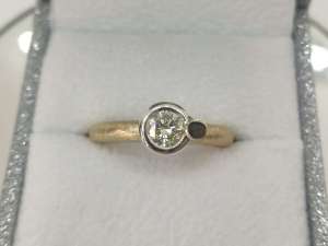 Anillo compromiso oro combinado diseño moderno