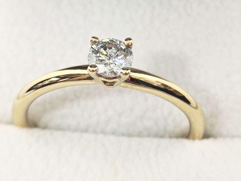 Anillo de compromiso con diamante central classico
