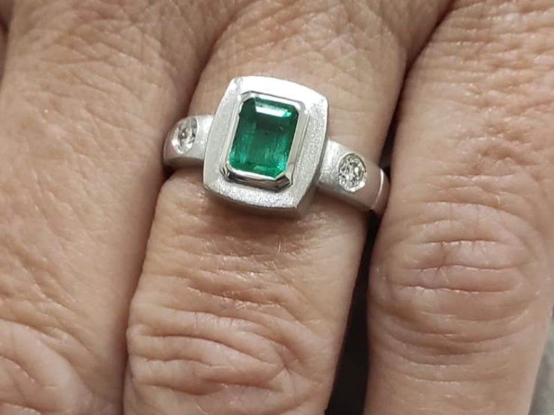 Anillo oro blanco con esmeralda y 2 diamantes