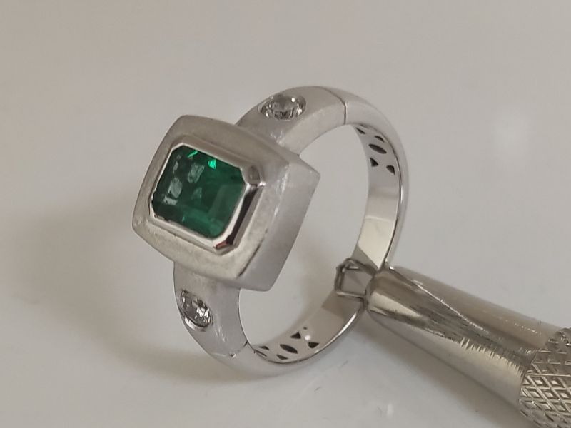 Anillo oro blanco, Esmeralda y diamantes