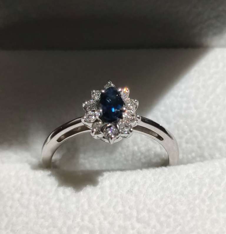 Anillo oro blanco zafiro azul y diamantes