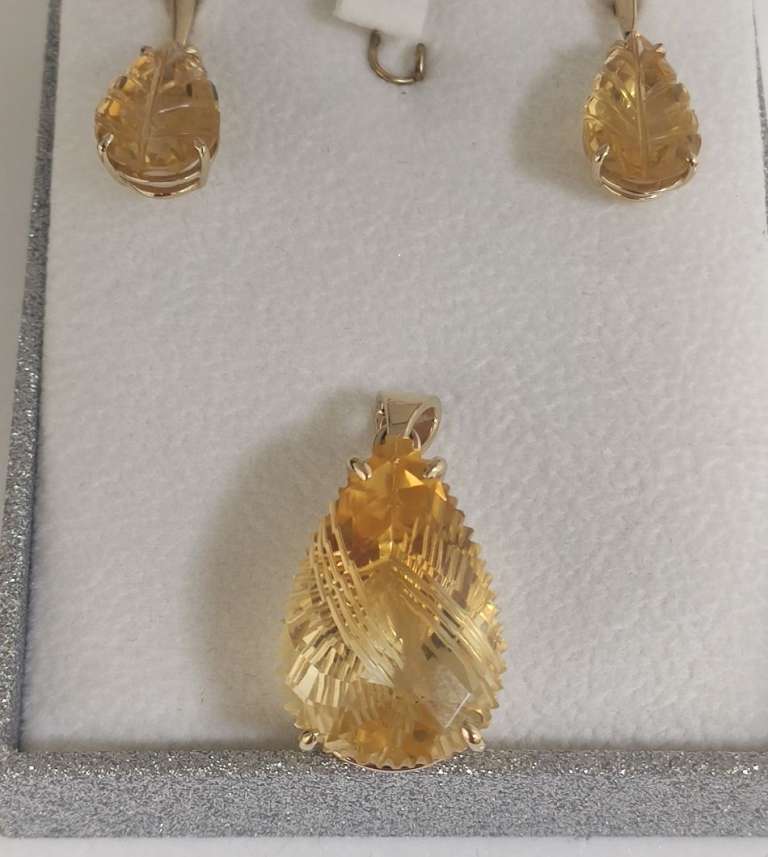 Citrine beautiful cut like a leave, added into a set of earrings and pendant