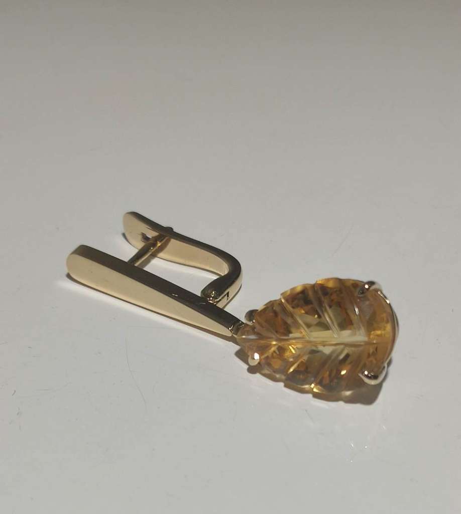 Citrine earring in yellow gold embedded with latch back