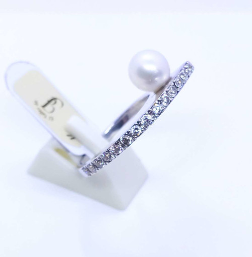 Sortija con perla y 16 diamantes