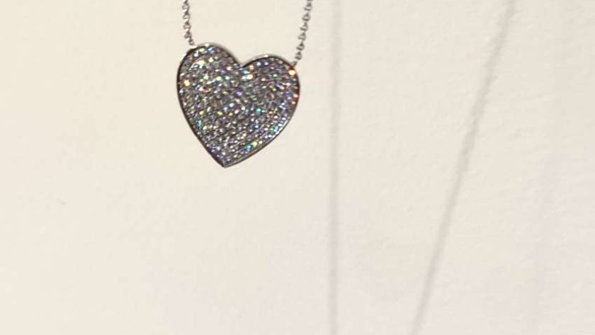 Colgante de corazón con circonitas con cadena