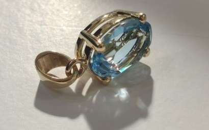 Topacio Azul oval engastado en un bisel con doble fila de oro amarillo, que encaja perfectamente con la piedra para deja de lucir en su totalidad