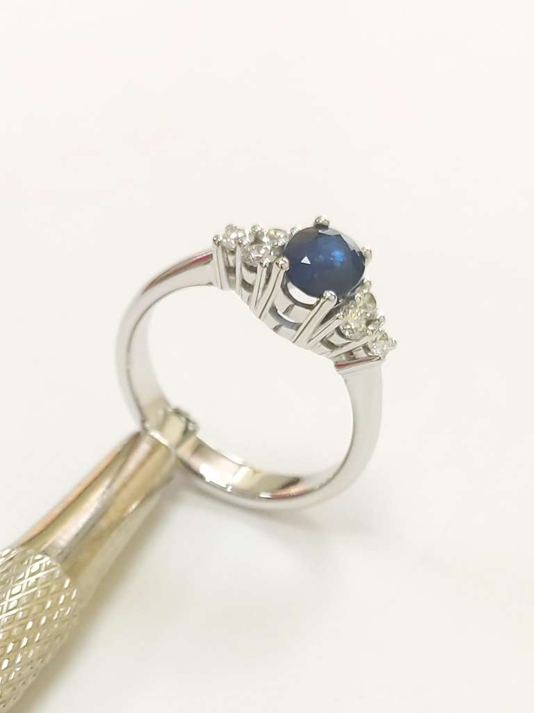 White gold ring with Sapphire centre stone and 3 diamonds on each side
