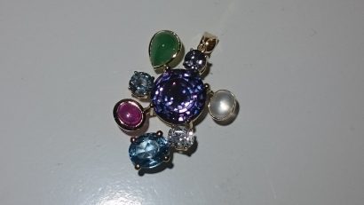 Colgante oro amarillo con gemas rubi amatista topacio esmeralda