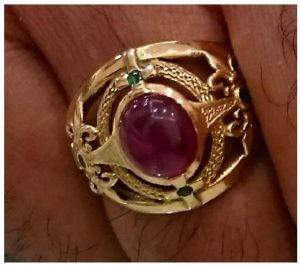 Anillo de diseño con piedra central de Rubi