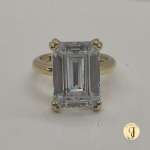 Anillo tipo cocktail con circón natural engastado en bisel con 4 garras en oro amarillo