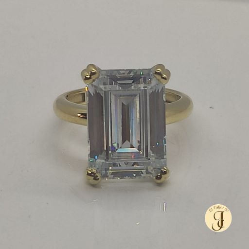 Anillo tipo cocktail con circón natural engastado en bisel con 4 garras en oro amarillo