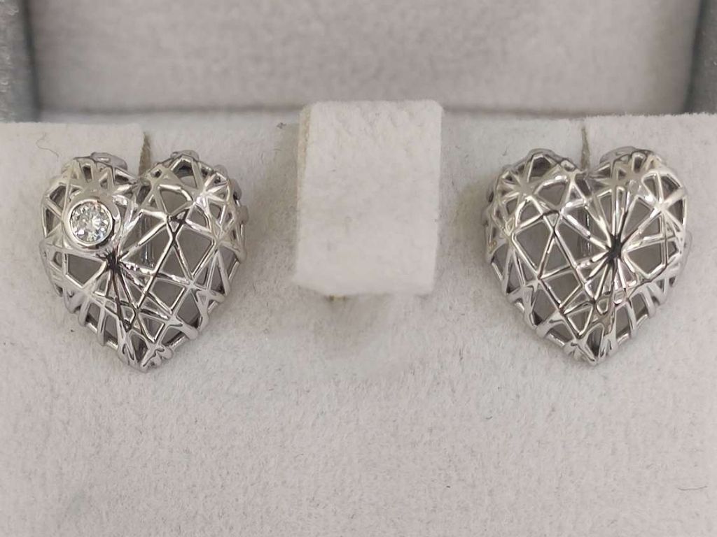 Heart wired earrings with a diamond in white gold