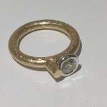 anillo con acabado diamantado