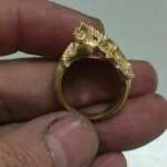 Escultura de un caballo en anillo