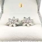 pendiente flor oro blanco