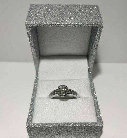Anillo compromiso con diamantes
